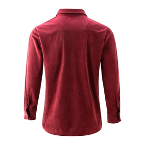 Vista dettagliata del retro che mostra la trama a coste della camicia rossa