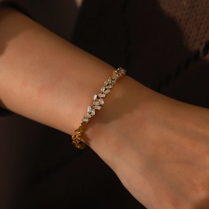 Détail d'un bracelet doré élégant en zigzag avec des zircons rectangulaires brillants