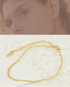 Detail der 18K vergoldeten Edelstahl-Figaro-Fußkette mit sicherem Karabinerverschluss