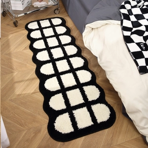 Tappeto scendiletto moderno a scacchi bianco e nero in peluche con bordi ondulati