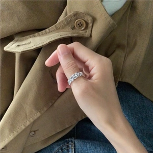 Primo piano di un anello intrecciato a mano in argento sterling S925 in stile coreano
