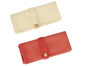 Detail der beige-roten Segeltuch-Rolltasche für Uhrenarmbänder mit Druckknopfverschluss