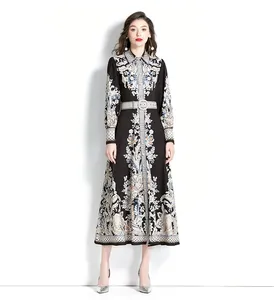 Détail d'une robe longue vintage à imprimé baroque avec manches lanternes et ceinture