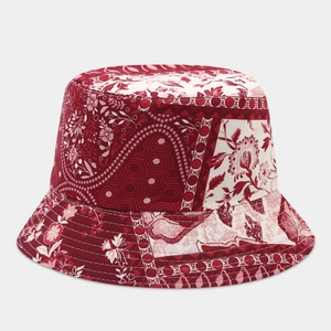 Dettaglio cappello a secchiello vintage in cotone con stampa floreale e cuciture curate