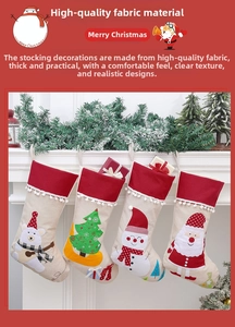 Détail de quatre chaussettes de Noël avec Père Noël et bonhomme de neige sur cheminée
