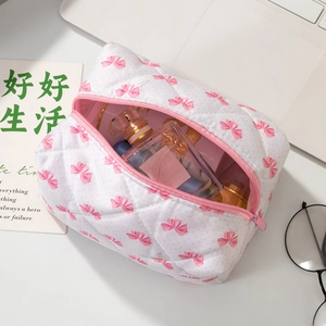 Trousse à maquillage matelassée à motifs nœuds roses avec accessoires de toilette