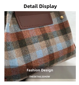 Détail de la texture tweed à carreaux vintage avec patch en cuir et rivets dorés