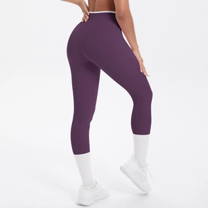 Détail du legging de yoga violet taille haute avec bordure blanche et texture de tissu lisse