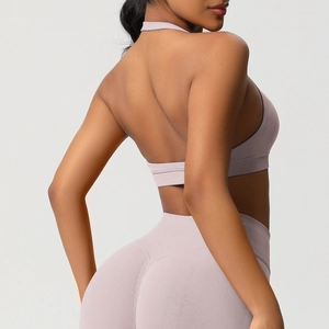 Détail de la brassière de yoga à dos nu et leggings sans couture taille haute mauve