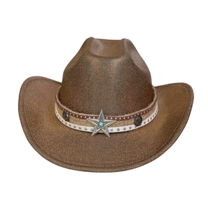 Détail du chapeau de cowboy avec bande tressée, rivets en métal et boucle étoile bleue