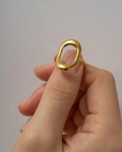 Close-up of a minimalist 18k gold-plated stainless steel hollow oval ring on a model finger