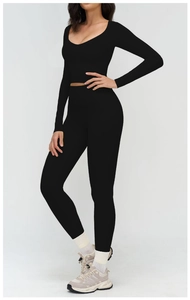 Détail du haut de yoga noir à col en V et du legging taille haute de sport ajusté