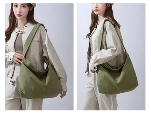 Dettaglio di una borsa tote in tela di cotone verde con tracolla larga regolabile