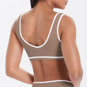 Brassière de sport kaki foncé avec passepoil blanc et détail dos en U plongeant