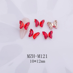 Detalle de dijes para uñas de mariposa de cristal rojo con base dorada 10x12mm