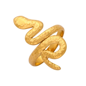 Dettaglio dell'anello a serpente con trama martellata e lunghezza di 3 cm finitura oro