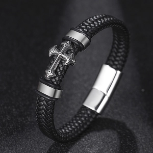 Bracelet pour homme en cuir tressé noir fait main avec une croix vintage en acier inoxydable