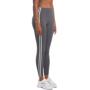 Vue détaillée du legging de sport taille haute avec bandes blanches et coupe ajustée