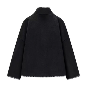 Vue détaillée du dos d'un manteau noir avec coutures blanches et col montant chic