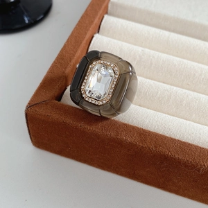 Détail macro d'une bague vintage en résine hexagonale avec cristal et strass incrustés