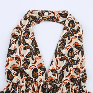 Detail des Neckholder-Tops mit abstrakten Blumenprints auf Crinkle-Stoff in Beige