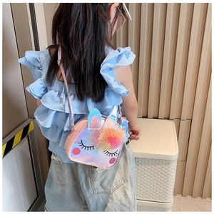 Dettaglio borsa pranzo unicorno rosa con tessuto scintillante e pompon colorati
