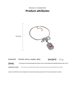Vue détaillée du collier avec nœud en zircon montrant la longueur de 44,9cm et cristaux