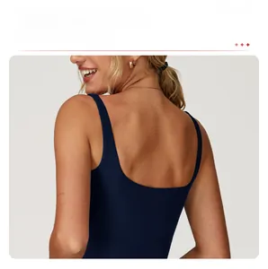Détail macro du design dos nu en U sur la brassière de sport de yoga bleu marine