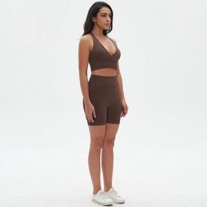 Dettaglio del set da yoga senza cuciture con reggiseno sportivo incrociato e pantaloncini