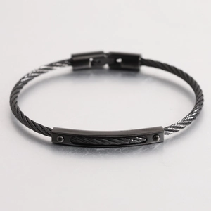 Makroaufnahme eines schwarzen Edelstahl-Kabelarmbands mit polierter Metalleiste im Detail