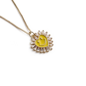 Collier chic en or avec pendentif cœur smiley jaune et zircons étincelants