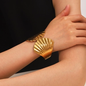 Bracelet jonc large doré 18 carats au design de coquillage et texture ondulée