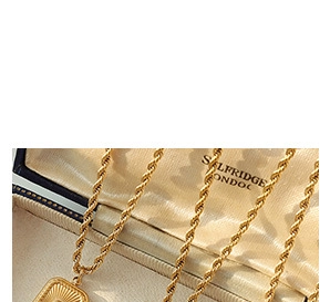 Vue détaillée d'un collier chaîne torsadée dorée vintage avec un pendentif carré rayon de soleil