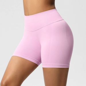 Gros plan sur le short de yoga rose sans couture avec taille haute et effet push-up