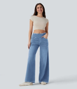Detailansicht der hellblauen High-Waist-Weitbeinhose mit Denim-Struktur und elastischem Bund
