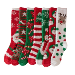 Gemütliche Weihnachtssocken aus Korallenvlies in festlichen Mustern und dickem Material
