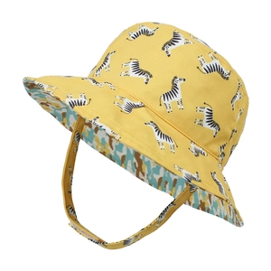 Détail d'un chapeau de soleil jaune bébé avec zèbre, mentonnière et doublure