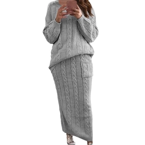 Ensemble tricoté gris avec pull à manches longues et jupe longue à motifs torsades