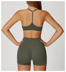 Détail du soutien-gorge de sport à dos en T et short taille haute à poches vert olive