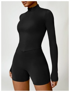 Detail der schmal geschnittenen schwarzen Sportjacke mit Reißverschluss und Shorts