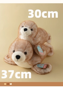 Confronto dettagliato di foche di peluche da 30cm e 37cm in marrone chiaro e crema