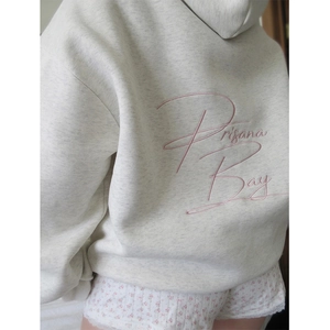 Sweat à capuche oversize gris avec broderie florale rose et lettrage cursif au dos