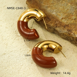 Macro shot of 18k gold plated C-shaped earrings with brown resin and size measurements