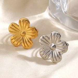 Bagues fleurs en acier inoxydable plaqué or 18 carats en or et argent sur du satin