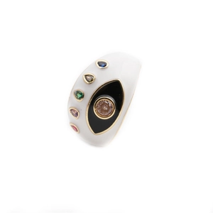 Detailansicht eines französischen Evil-Eye-Rings mit Emaille und bunten Edelsteinen
