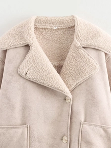 Détail de la veste à col montant montrant la texture sherpa et les boutons
