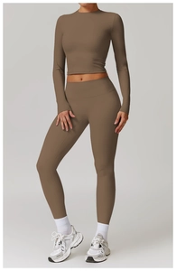 Vue latérale de l'ensemble de yoga marron avec legging taille haute et haut à manches longues