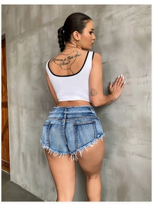 Rückansicht von blauen Denim-Shorts mit Taschendetails und ausgefranstem Saum