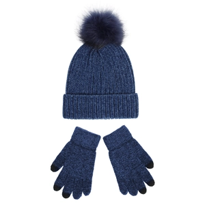 Detail von dunkelblauer Strickmütze mit Bommel und passenden Touchscreen-Handschuhen