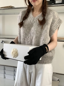 Vue détaillée de gants d'hiver en tricot noir avec étiquette en cuir Hand Made